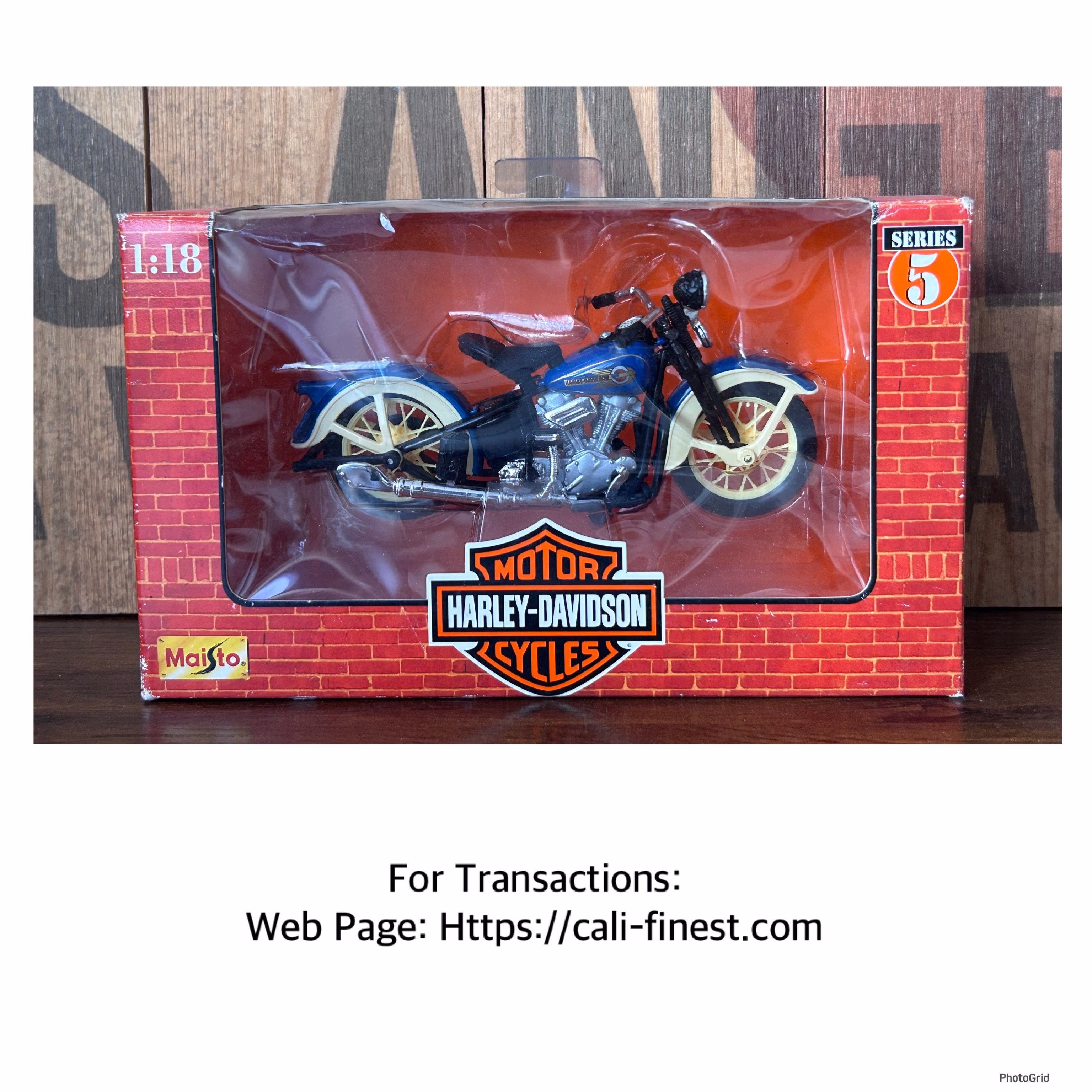 Harley-Davisdon Motorcycle Maisto 1:18 Die-Cast Metal With Plastic Parts Series 5  CO#00104 
